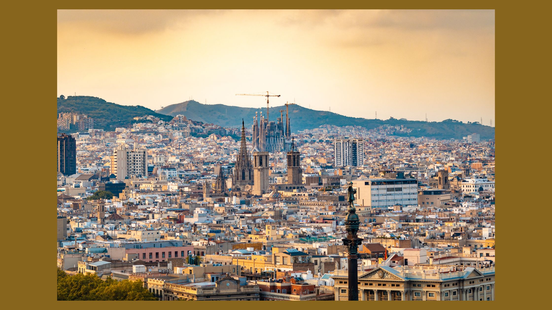 Een overzicht over de stad Barcelona met een gouden lucht.
