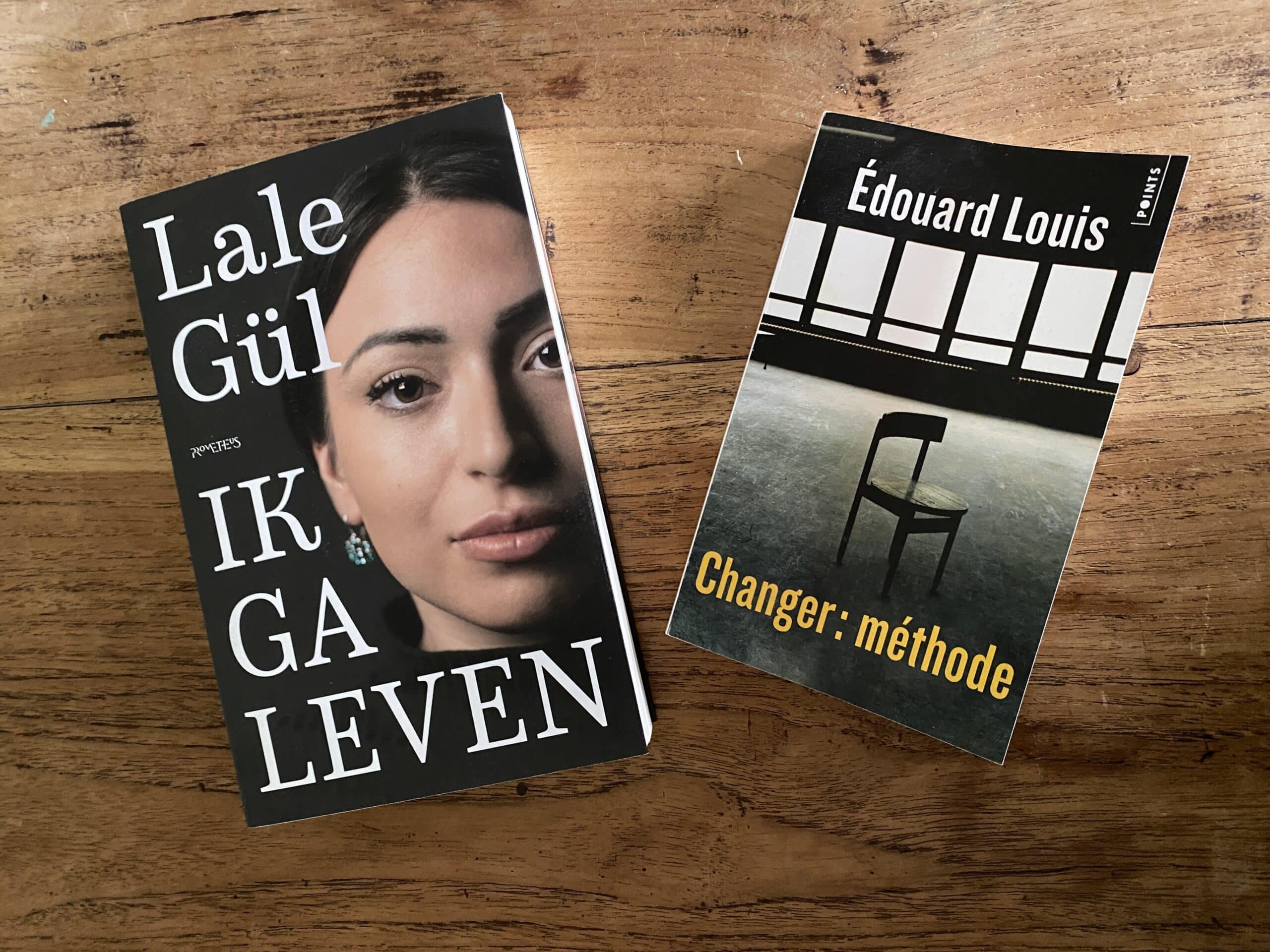 Links 'Ik ga leven' van Lale Gül, rechts 'Changer : méthode' van Édouard Louis