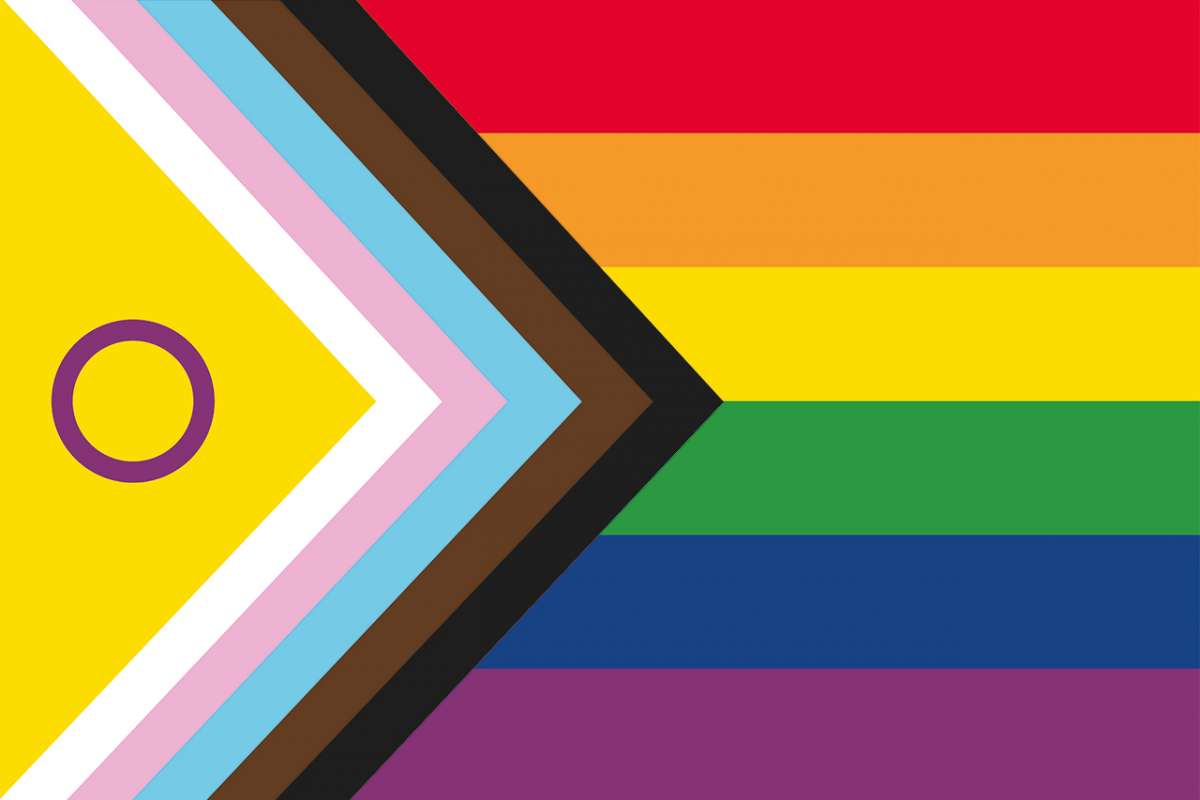 Regenboogvlag met links veelkleurige driehoek met cirkel.