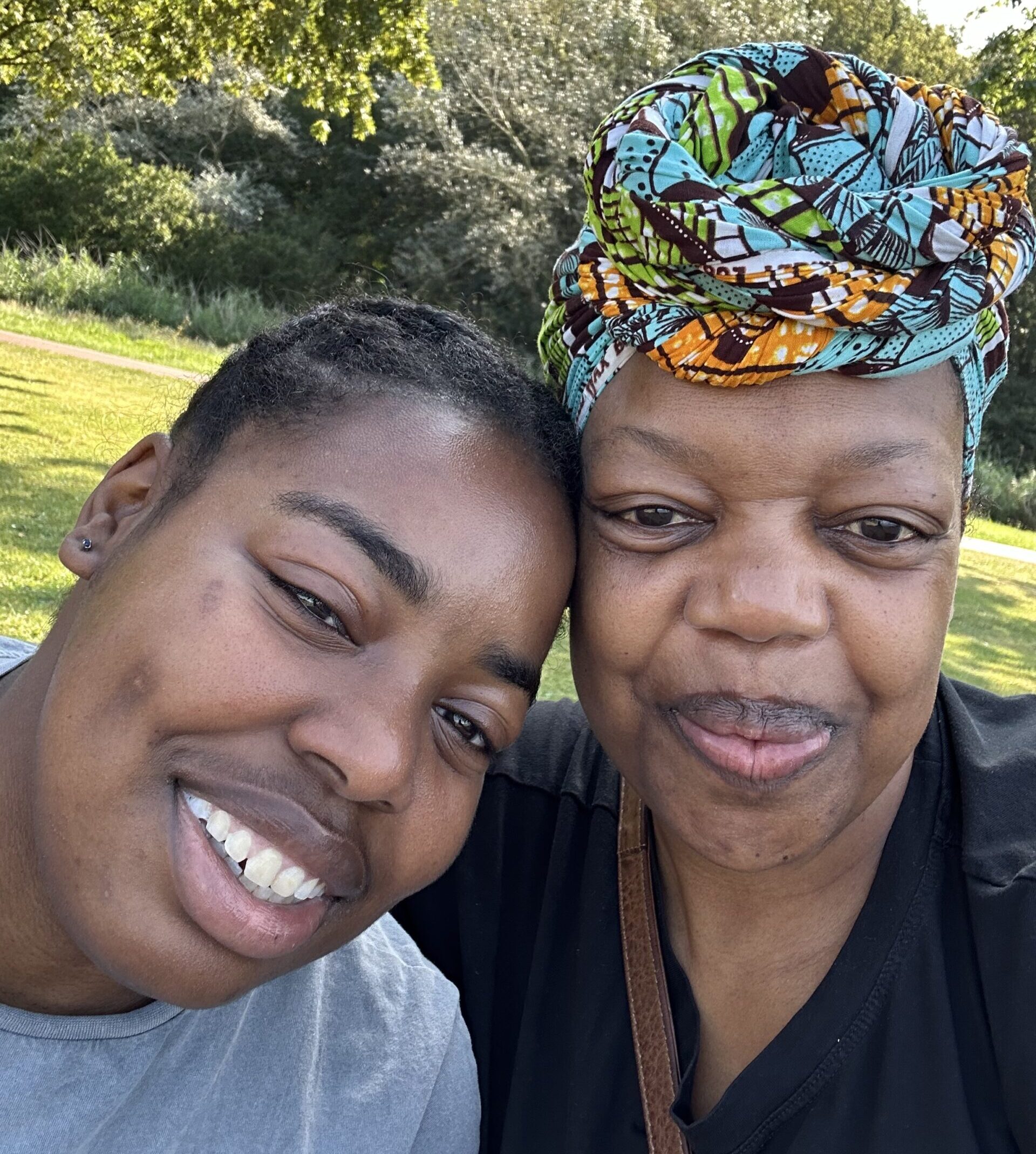 Selfie van moeder en dochter in een park.