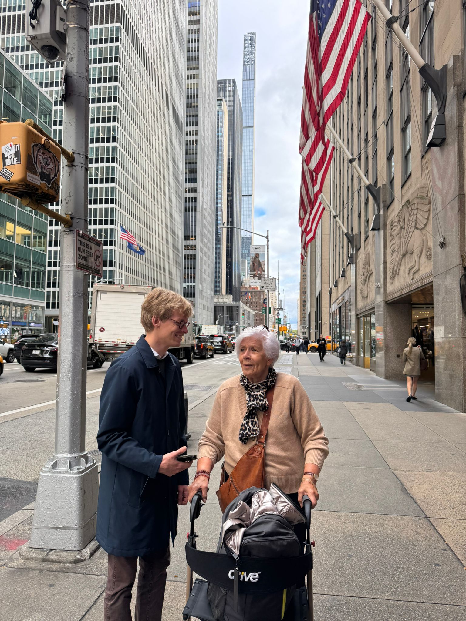 IMG_6323 Ik sta met mijn oma op straat tussen de wolkenkrabbers.