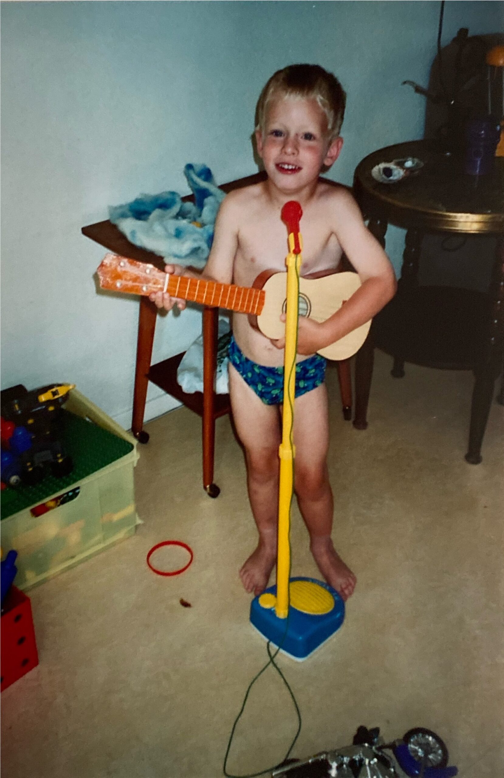 Ik sta als klein jongetje in mijn onderbroek met gitaar achter een microfoon in de woonkamer